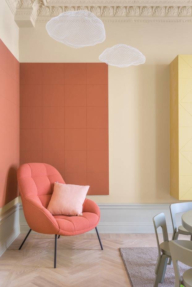 Apartamento en Estocolmo, por Note Design living coral